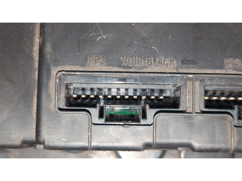 Recambio de caja reles / fusibles para renault megane ii berlina 3p 1.9 dci diesel referencia OEM IAM 8200309691  