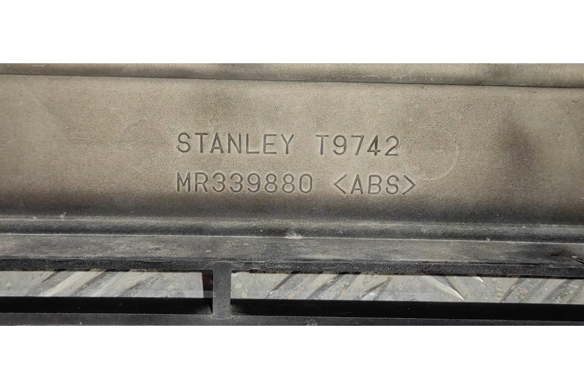 Recambio de rejilla delantera para mitsubishi l 200 (k6/7) 2500 td magnum sport (4-ptas.) referencia OEM IAM MR339880  