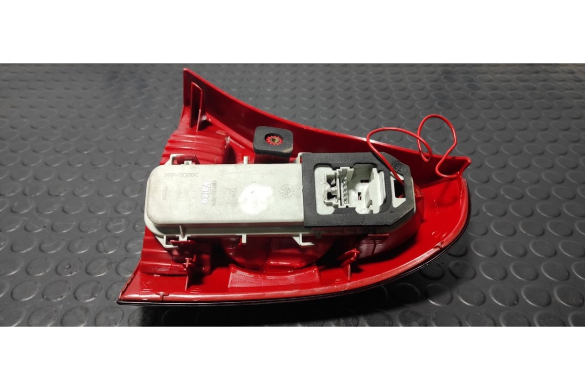 Recambio de piloto trasero izquierdo para renault clio ii fase ii (b/cb0) authentique referencia OEM IAM 82000714130  