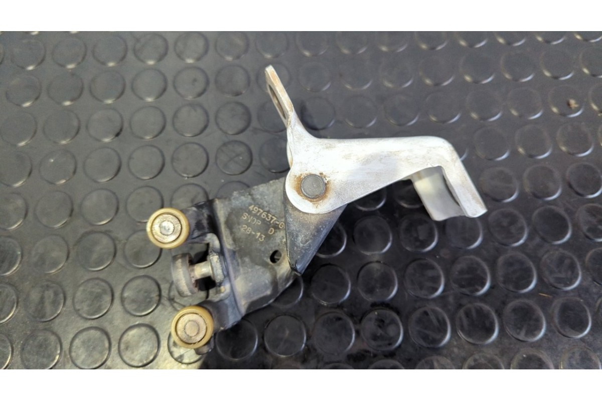 Recambio de soporte / guia puerta corredera intermedio para dacia dokker ambiance referencia OEM IAM 824A65571R  