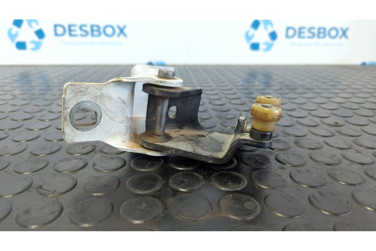 Recambio de soporte / guia puerta corredera intermedio para dacia dokker ambiance referencia OEM IAM 824A65571R  