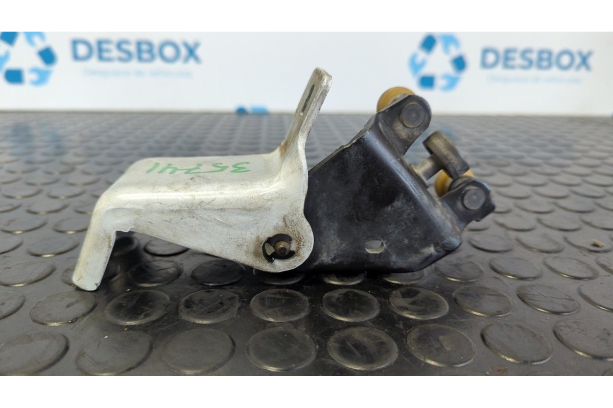 Recambio de soporte / guia puerta corredera intermedio para dacia dokker ambiance referencia OEM IAM 824A65571R  