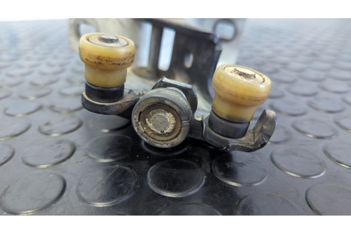 Recambio de soporte / guia puerta corredera intermedio para dacia dokker ambiance referencia OEM IAM 824A65571R  