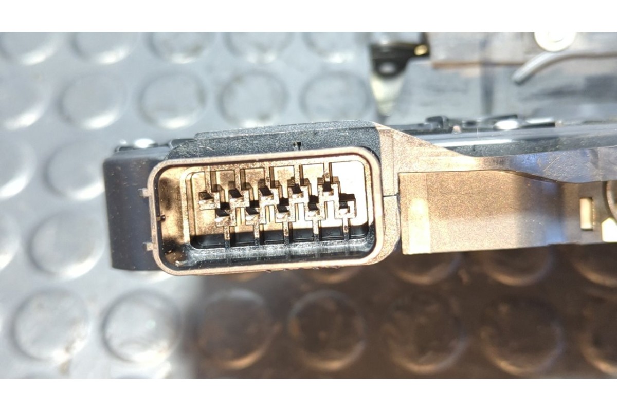 Recambio de cerradura puerta trasera derecha para land rover discovery v6 td edition 60 yrs referencia OEM IAM FQM500360  
