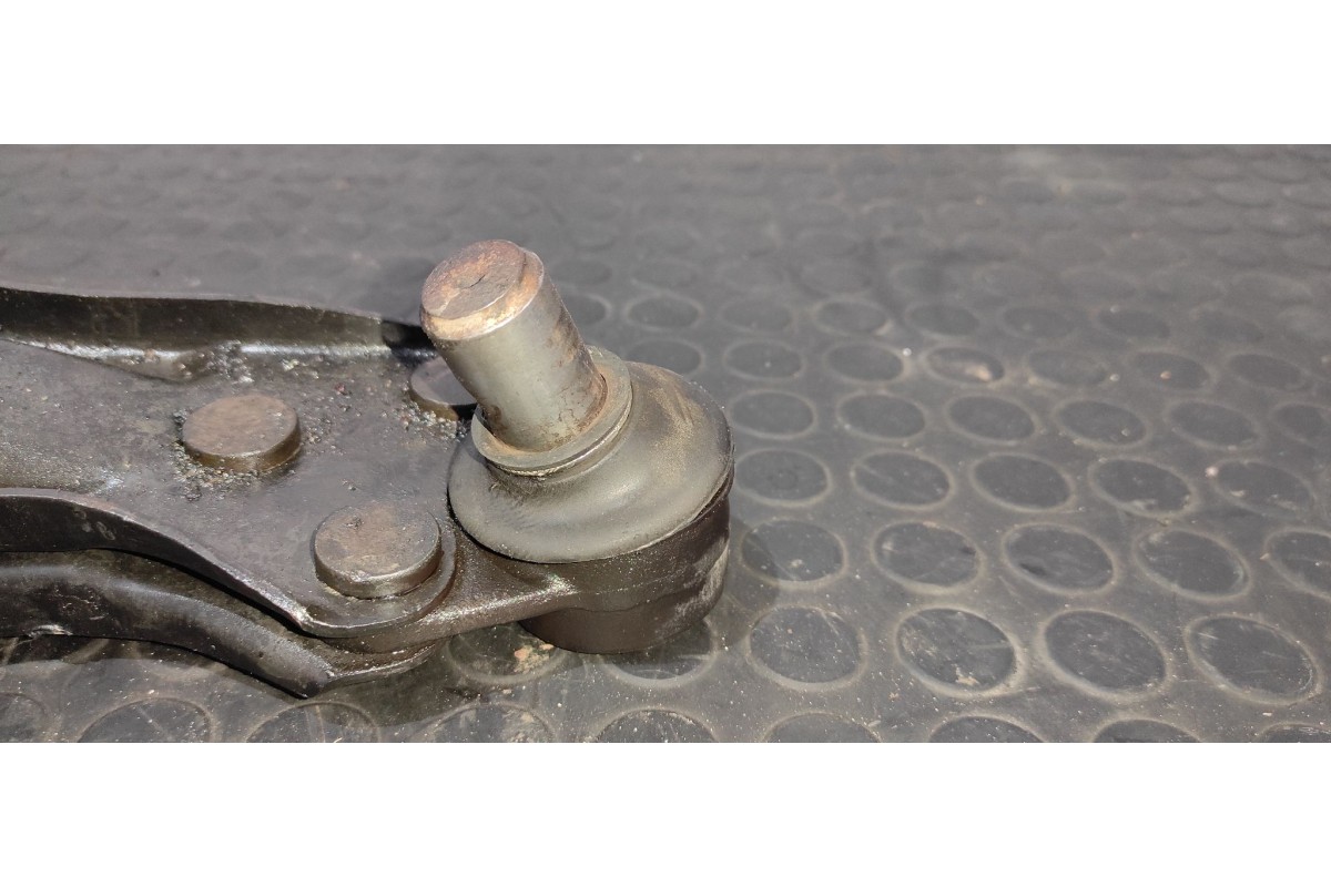 Recambio de brazo derecho inferior delantero para mercedes-benz vito (w638) combi 108 cdi (638.194) referencia OEM IAM   