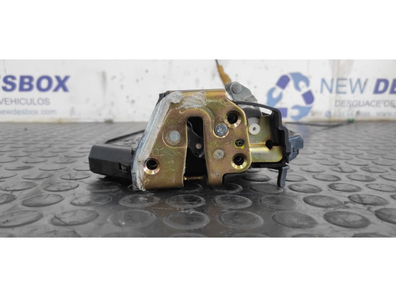 Recambio de cerradura puerta trasera derecha para toyota corolla verso (r1) 2.0 turbodiesel cat referencia OEM IAM UR2  