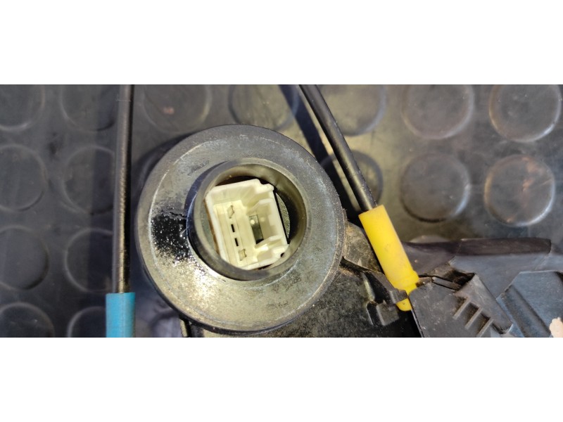Recambio de cerradura puerta trasera derecha para toyota corolla verso (r1) 2.0 turbodiesel cat referencia OEM IAM UR2  