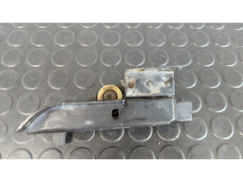 Recambio de soporte / guia puerta corredera intermedio para renault kangoo furgón professional referencia OEM IAM 497760  
