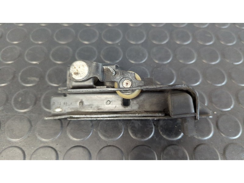 Recambio de soporte / guia puerta corredera intermedio para renault kangoo furgón professional referencia OEM IAM 497760  