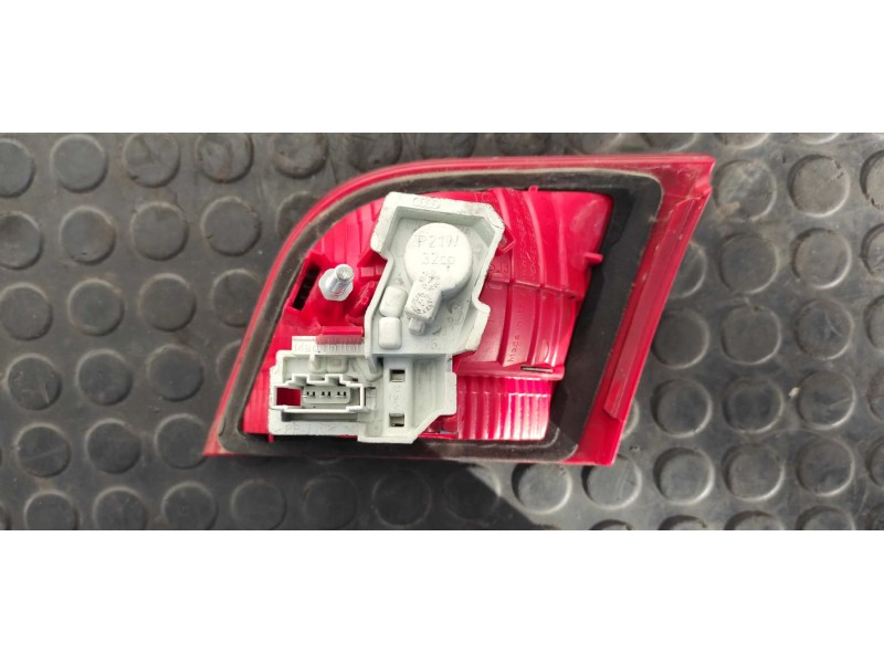 Recambio de piloto porton izquierdo para audi a3 sportback (8p) 2.0 tdi referencia OEM IAM 8P4945093B  