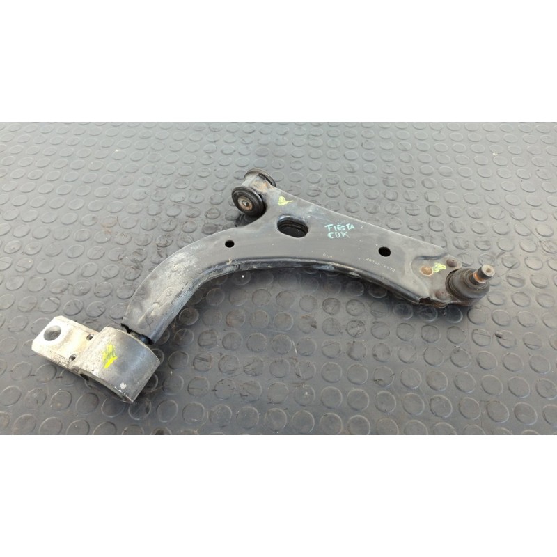 Recambio de brazo derecho inferior delantero para ford fiesta (cbk) ambiente referencia OEM IAM 2030611172  