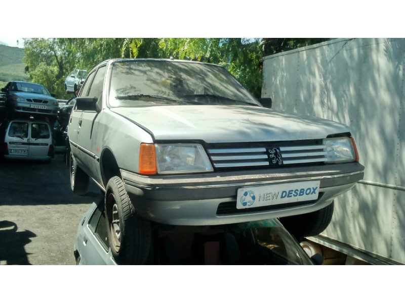 peugeot 205 berlina del año 1986