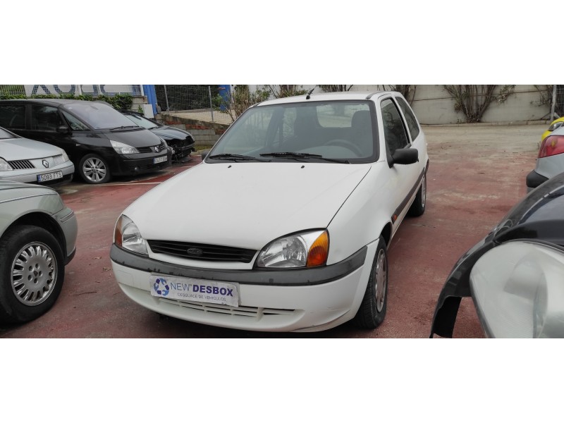 ford fiesta berlina del año 2000