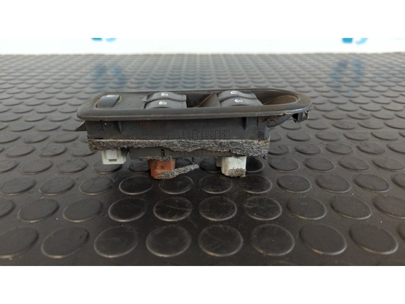 Recambio de mando elevalunas delantero izquierdo para renault megane ii berlina 3p confort expression referencia OEM IAM 1560180