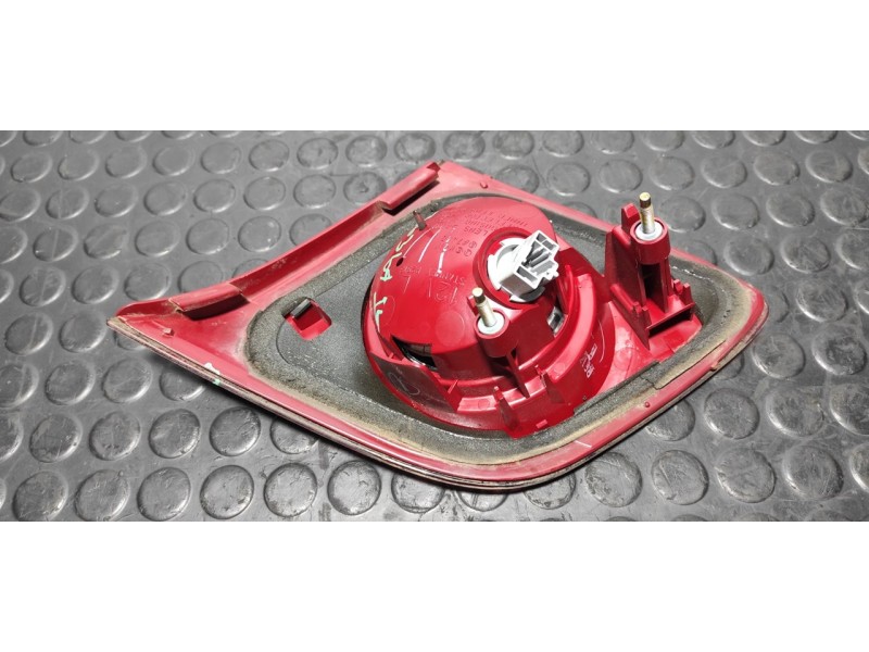 Recambio de piloto porton izquierdo para mazda 3 berlina (bk) 1.6 crdt active referencia OEM IAM P2913L  