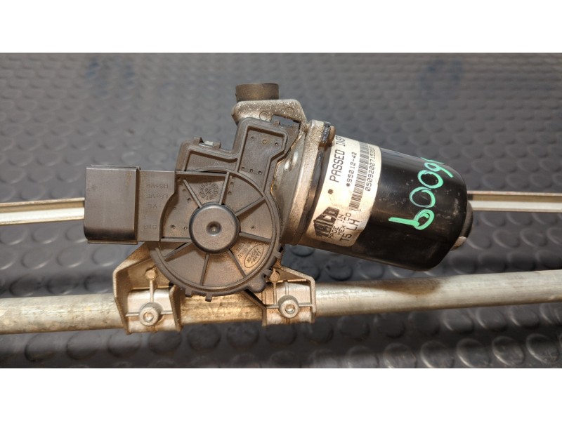 Recambio de motor limpia delantero para land rover discovery v6 td edition 60 yrs referencia OEM IAM 9501242  
