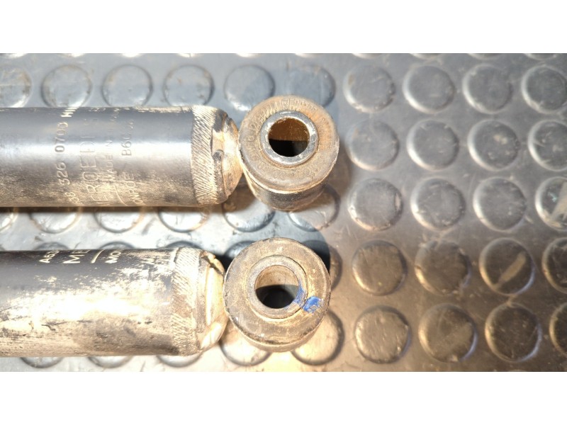 Recambio de juego amortiguadores traseros para mercedes-benz vito (w638) caja cerrada 108 d  (638.064) referencia OEM IAM A63832