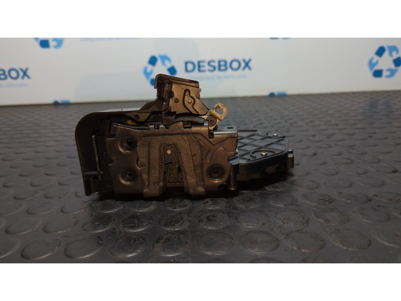 Recambio de cerradura puerta delantera derecha para land rover discovery v6 td edition 60 yrs referencia OEM IAM FQJ000420  