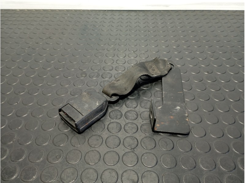 Recambio de enganche cinturon delantero derecho para land rover defender 2.5 l referencia OEM IAM 15487  