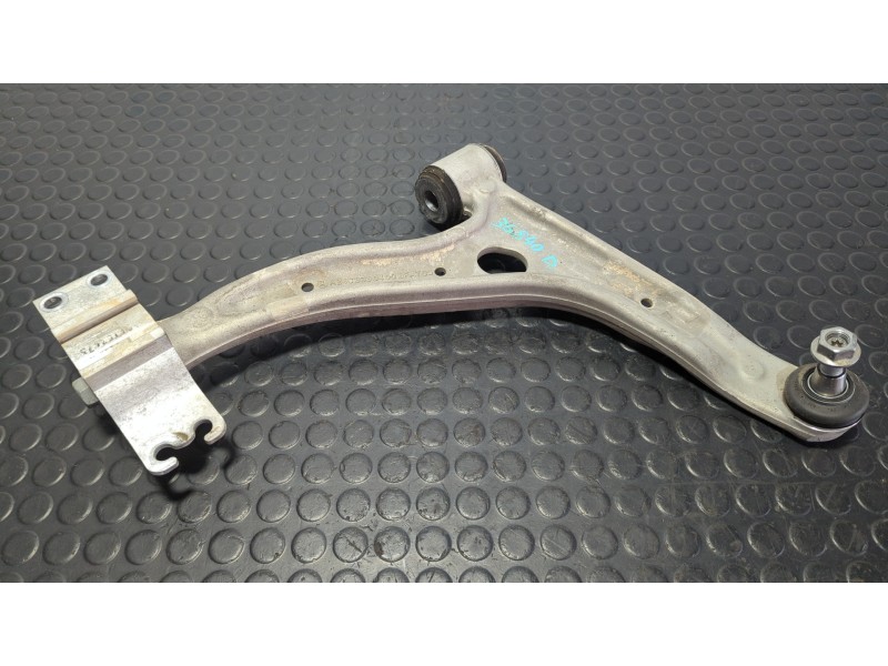 Recambio de brazo derecho inferior delantero para mercedes-benz clase a (w176) 2.2 referencia OEM IAM A2463330400  