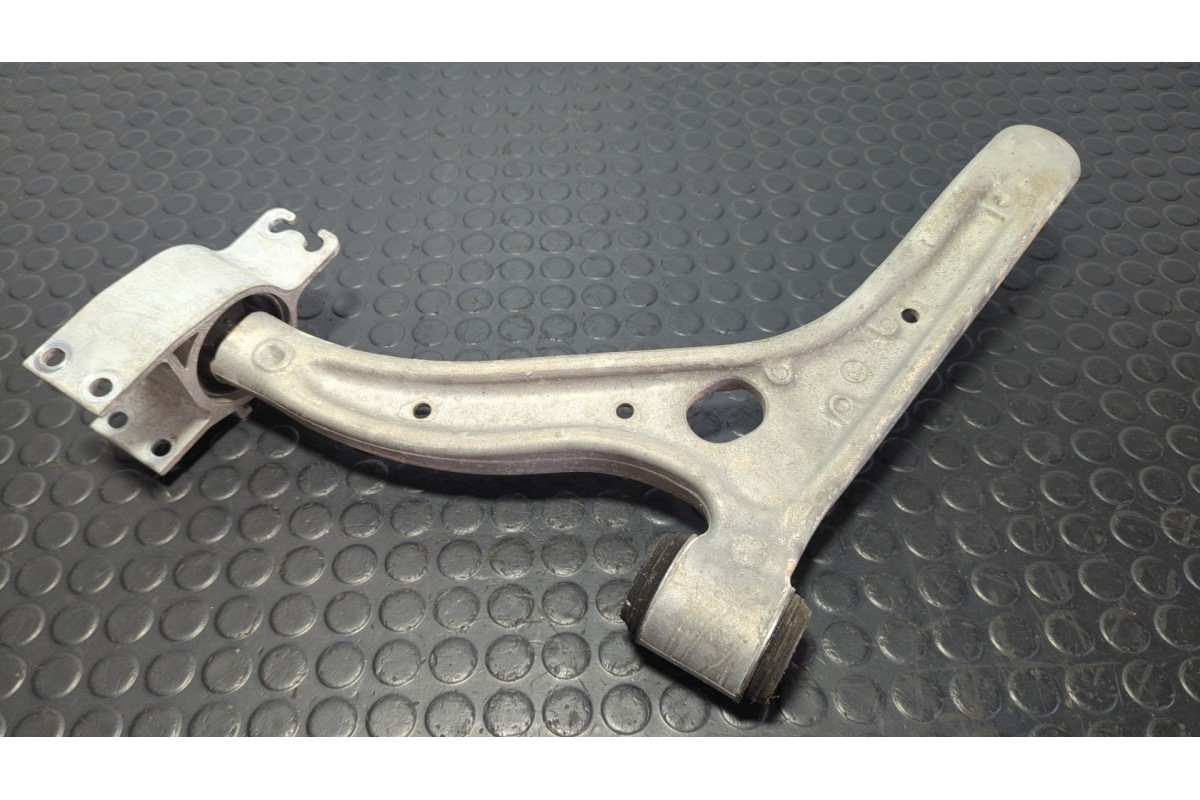Recambio de brazo derecho inferior delantero para mercedes-benz clase a (w176) 2.2 referencia OEM IAM A2463330400  