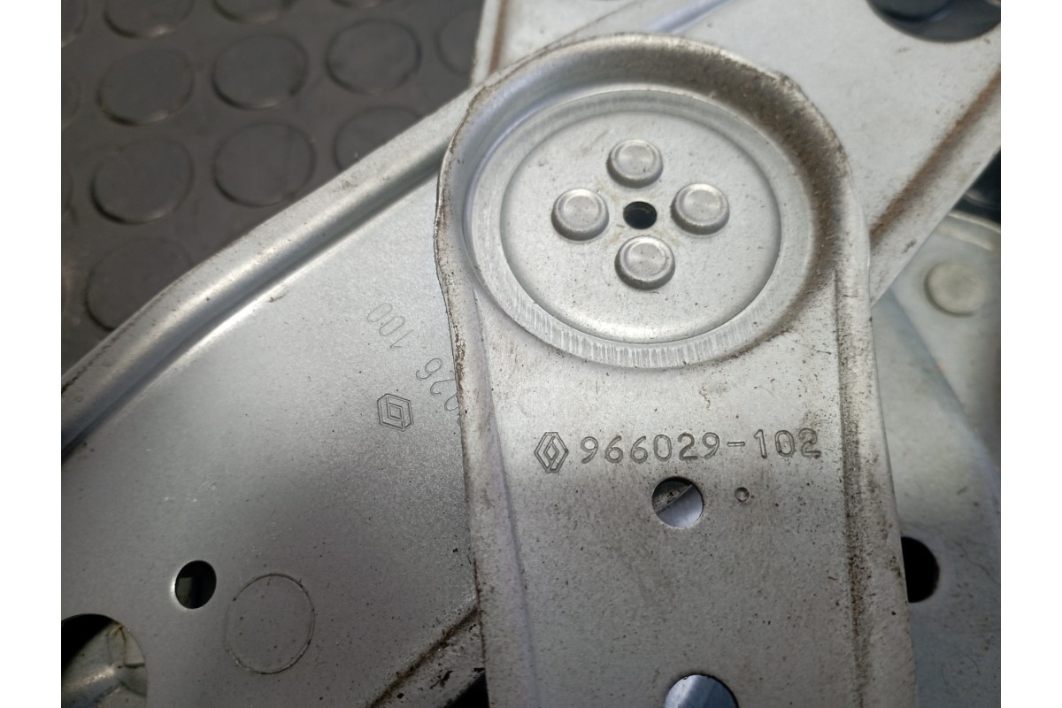 Recambio de elevalunas delantero izquierdo para renault megane iii coupe megane coupe 1.5 dci referencia OEM IAM 966029102  