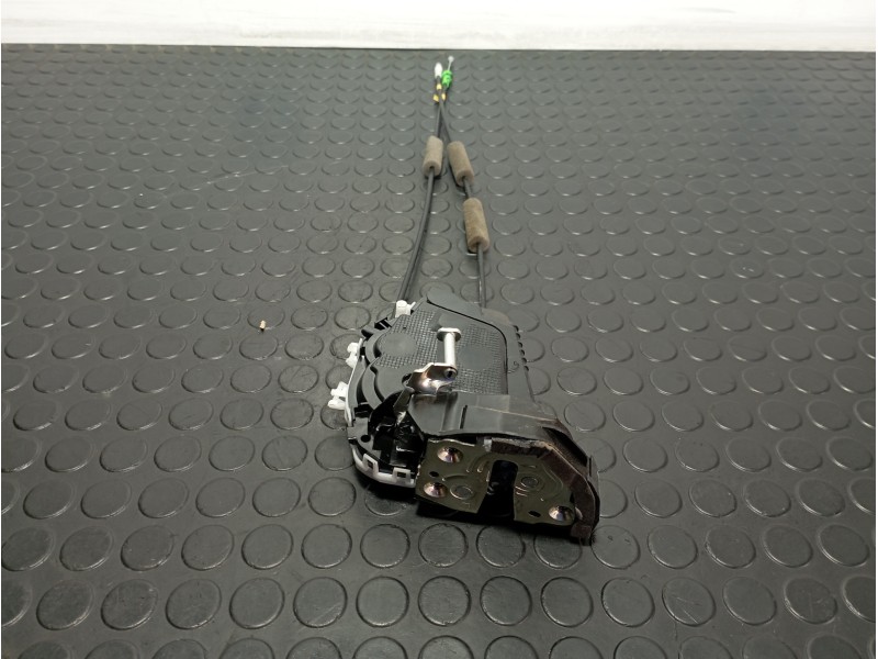 Recambio de cerradura puerta trasera izquierda para toyota yaris (xp21) yaris hibrid referencia OEM IAM V5114120  