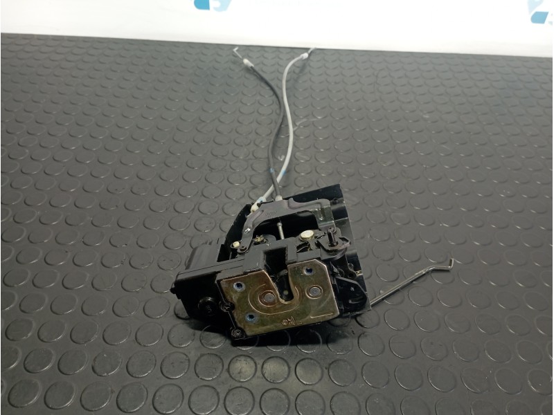 Recambio de cerradura puerta trasera izquierda para ssangyong kyron 2.0 di referencia OEM IAM 7131008003  