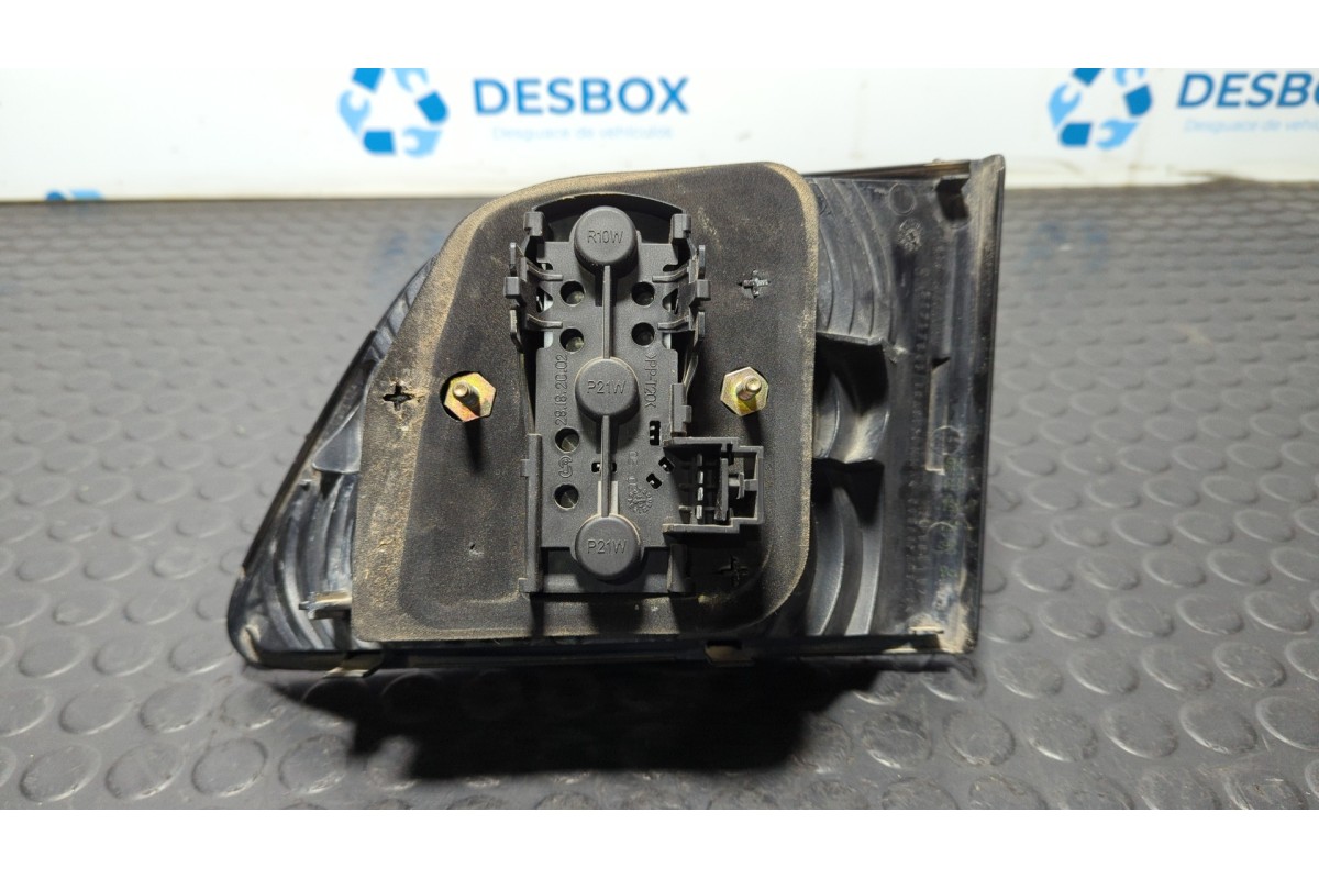 Recambio de piloto porton izquierdo para fiat stilo multi wagon (192) 1.9 jtd referencia OEM IAM 51717943  