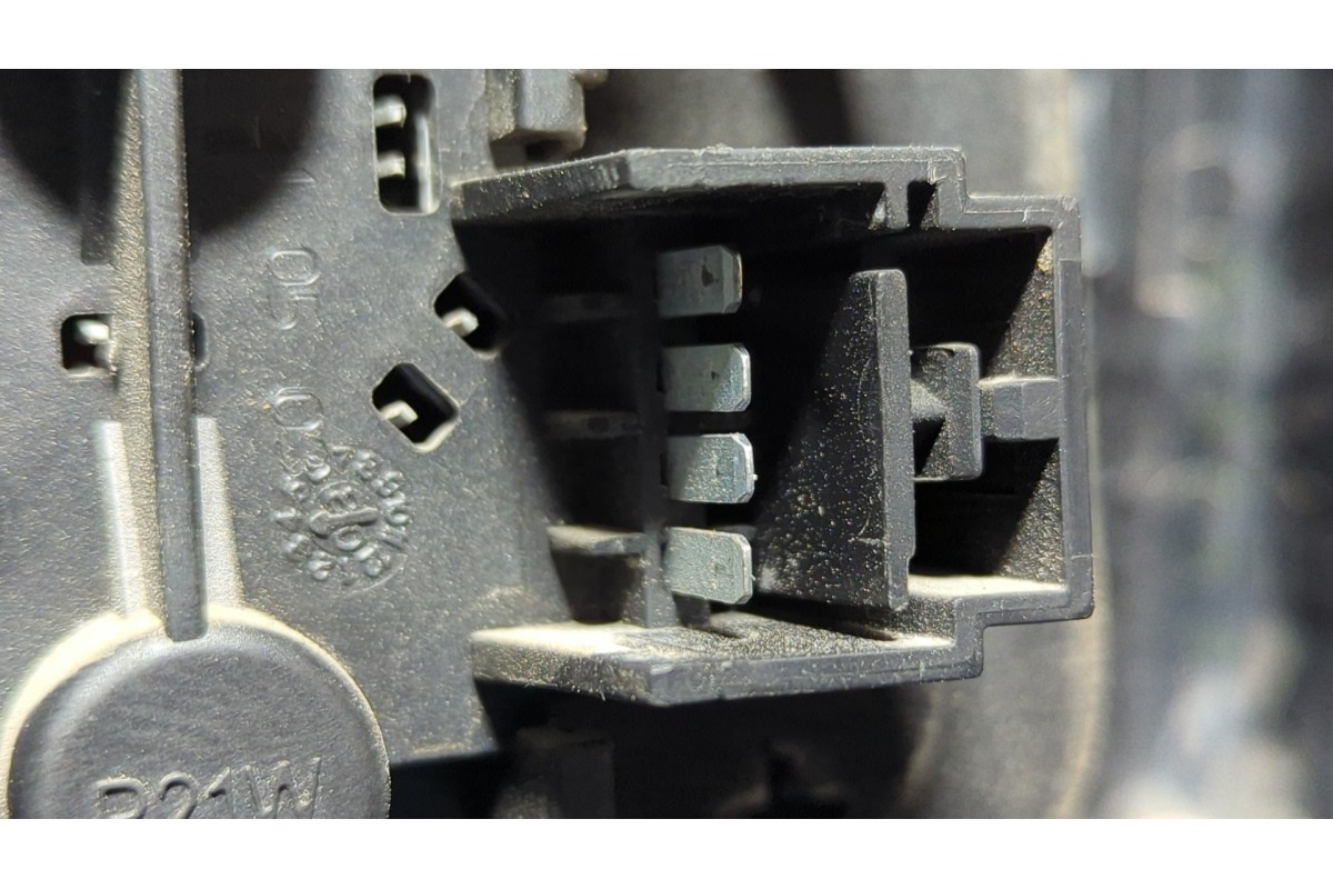 Recambio de piloto porton izquierdo para fiat stilo multi wagon (192) 1.9 jtd referencia OEM IAM 51717943  