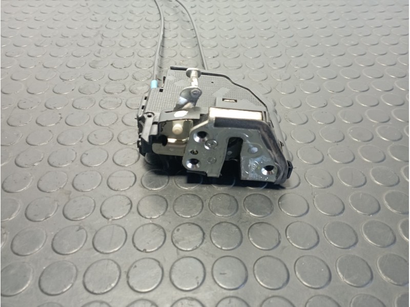 Recambio de cerradura puerta trasera izquierda para toyota auris 1.8 hybrid referencia OEM IAM 6906005051  