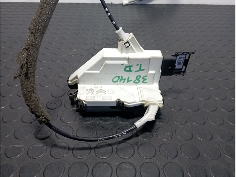 Recambio de cerradura puerta trasera derecha para peugeot partner kombi 1.6 hdi referencia OEM IAM A01862  