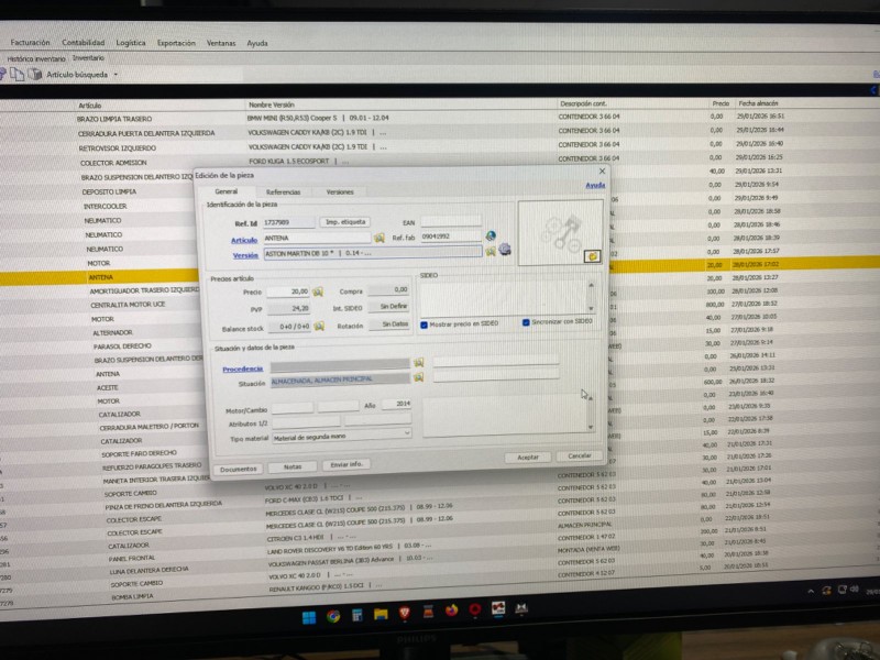 Recambio de antena para aston martin db 10 referencia OEM IAM 09041992  