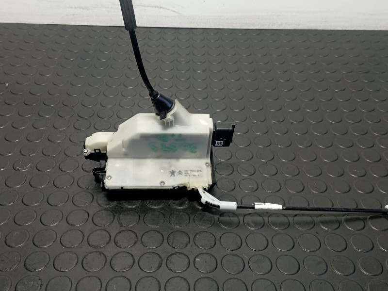 Recambio de cerradura puerta trasera derecha para peugeot 208 1.2 puretech referencia OEM IAM 9812501180  