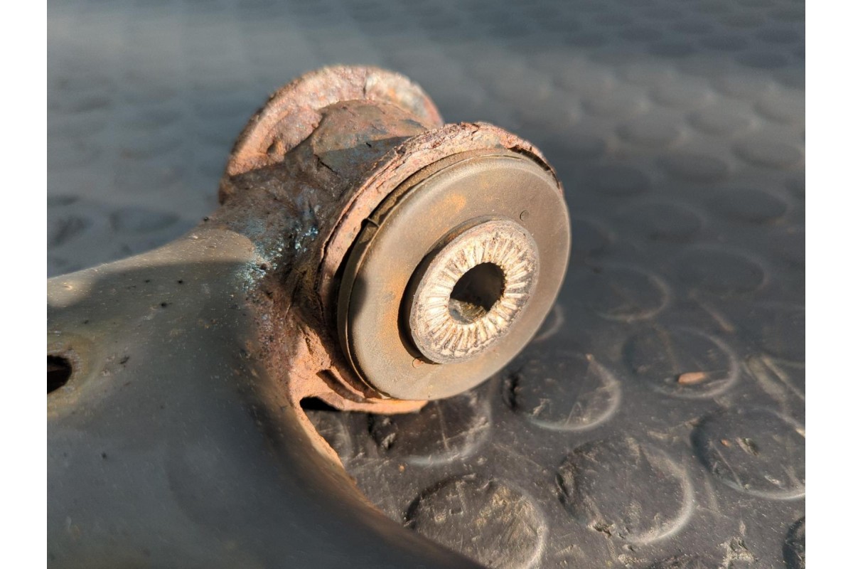 Recambio de brazo izquierdo inferior delantero para volkswagen golf vii lim. 1.2 tsi referencia OEM IAM 5Q0407151J  