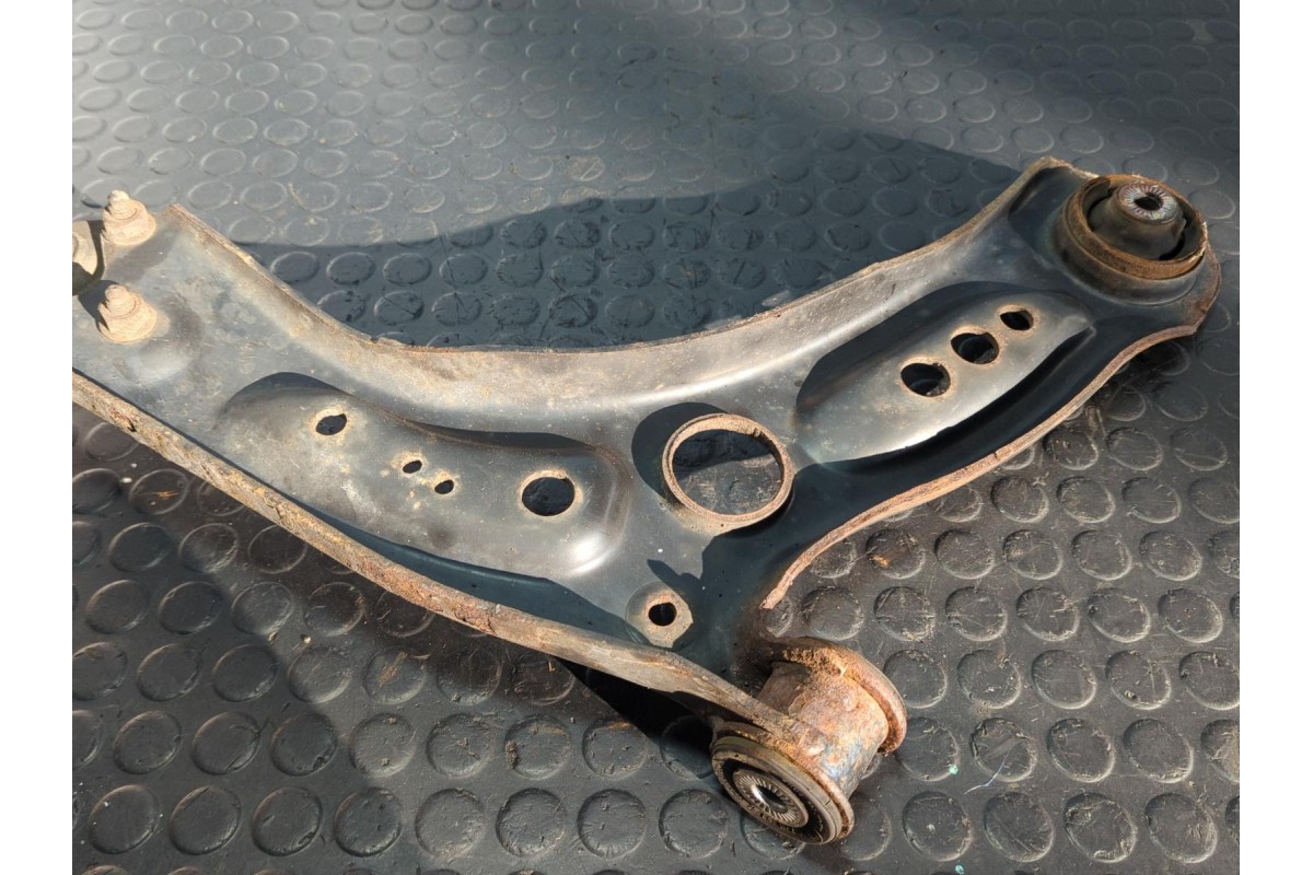 Recambio de brazo izquierdo inferior delantero para volkswagen golf vii lim. 1.2 tsi referencia OEM IAM 5Q0407151J  