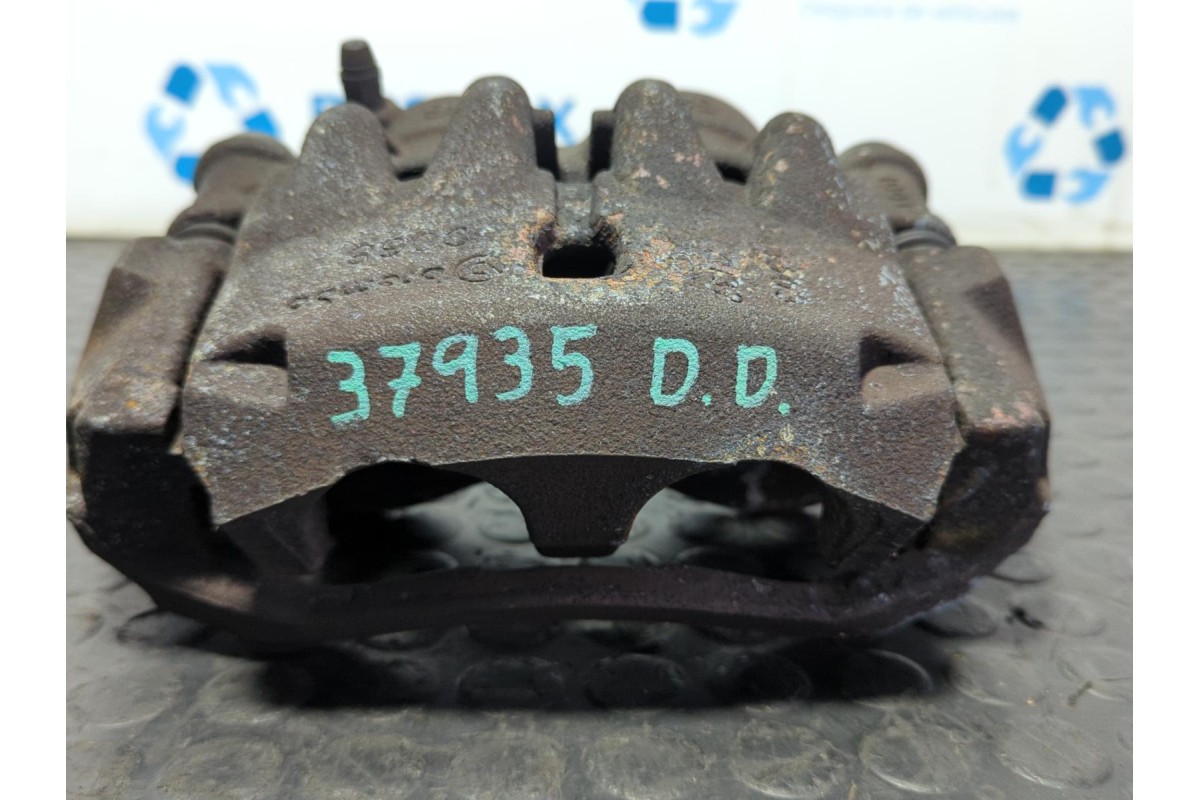 Recambio de pinza de freno delantera derecha para peugeot boxer furgoneta 2.2 bluehdi 140 referencia OEM IAM C068  