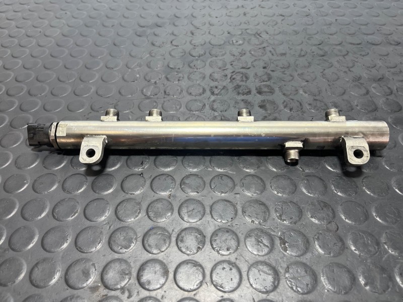 Recambio de rampa inyectora para iveco daily vi caja/chasis 33s15, 35s15, 35c15 referencia OEM IAM 5801386699  