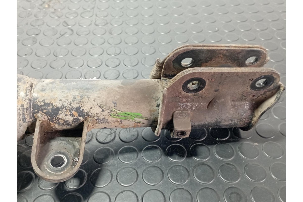 Recambio de amortiguador delantero derecho para kia carnival ii 2.9 crdi lx referencia OEM IAM 546014D200  