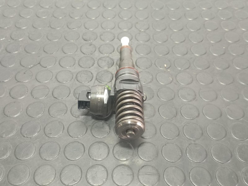 Recambio de inyector para volkswagen passat berlina (3b2) comfortline syncro / 4motion referencia OEM IAM 038130073AJ  