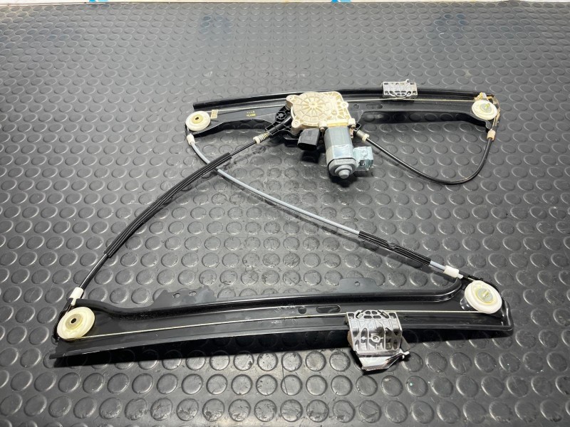 Recambio de elevalunas delantero derecho para bmw serie 5 touring (e61) 530 d referencia OEM IAM 7034352  