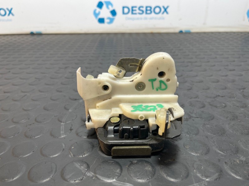 Recambio de cerradura puerta trasera derecha para nissan terrano ii 2.4 i 12v 4wd referencia OEM IAM 910683  