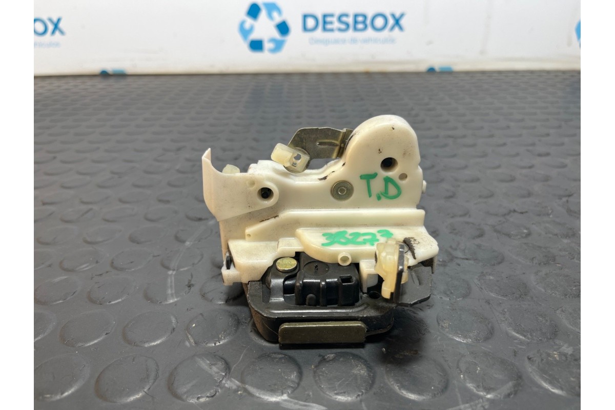 Recambio de cerradura puerta trasera derecha para nissan terrano ii 2.4 i 12v 4wd referencia OEM IAM 910683  