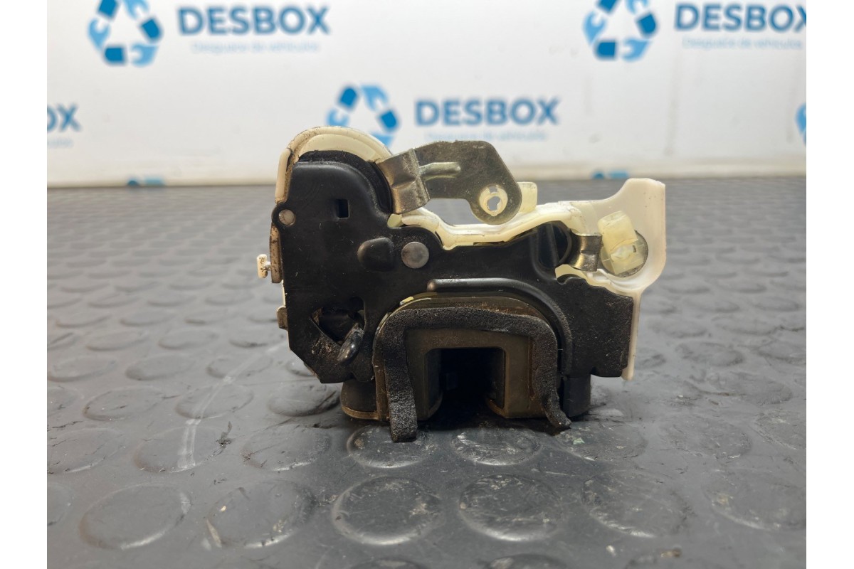 Recambio de cerradura puerta trasera derecha para nissan terrano ii 2.4 i 12v 4wd referencia OEM IAM 910683  