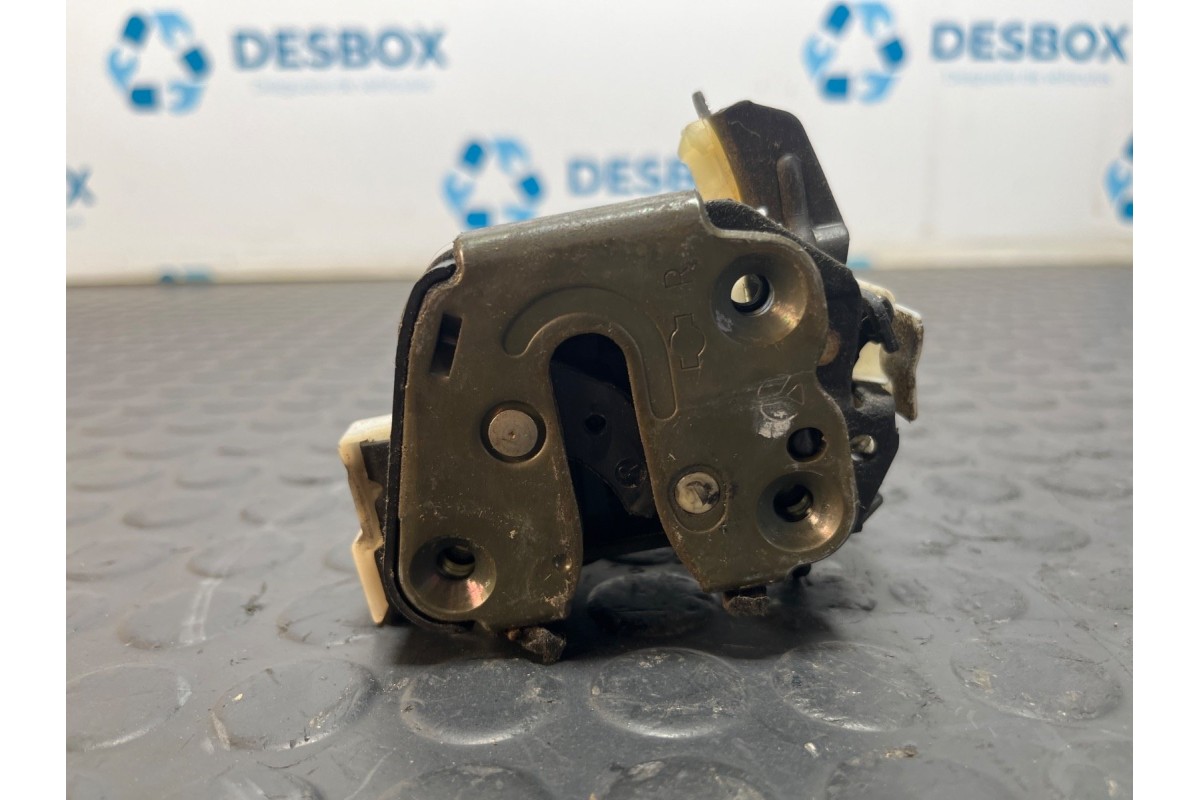 Recambio de cerradura puerta trasera derecha para nissan terrano ii 2.4 i 12v 4wd referencia OEM IAM 910683  