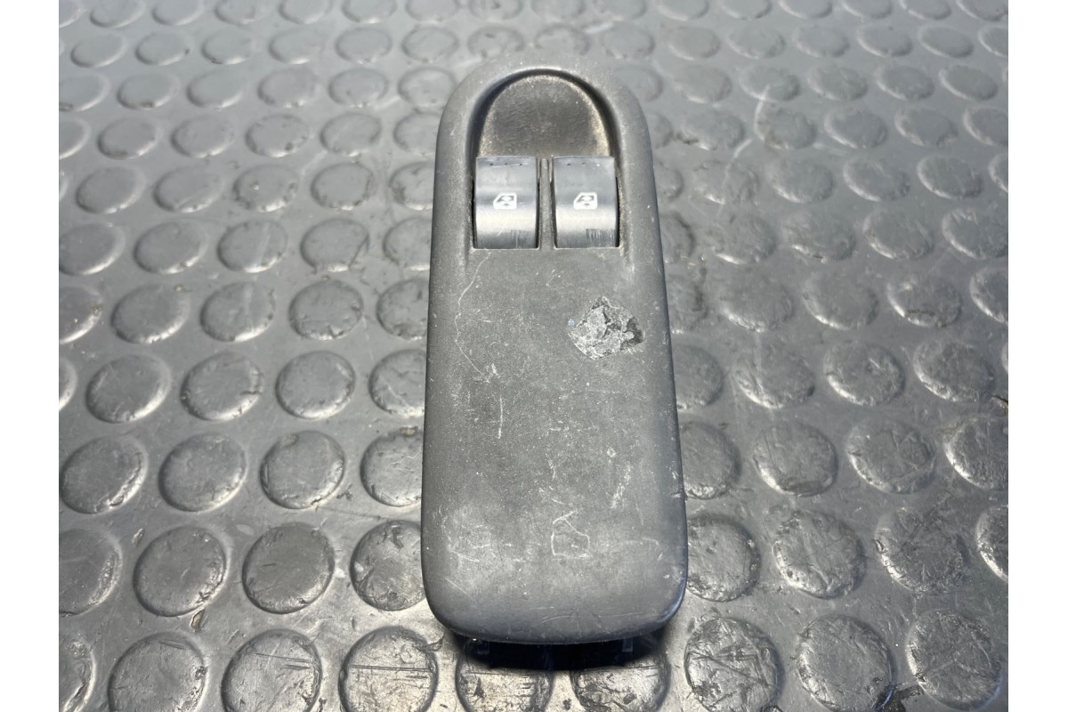 Recambio de mando elevalunas delantero izquierdo para renault megane ii berlina 3p confort dynamique referencia OEM IAM 15601809