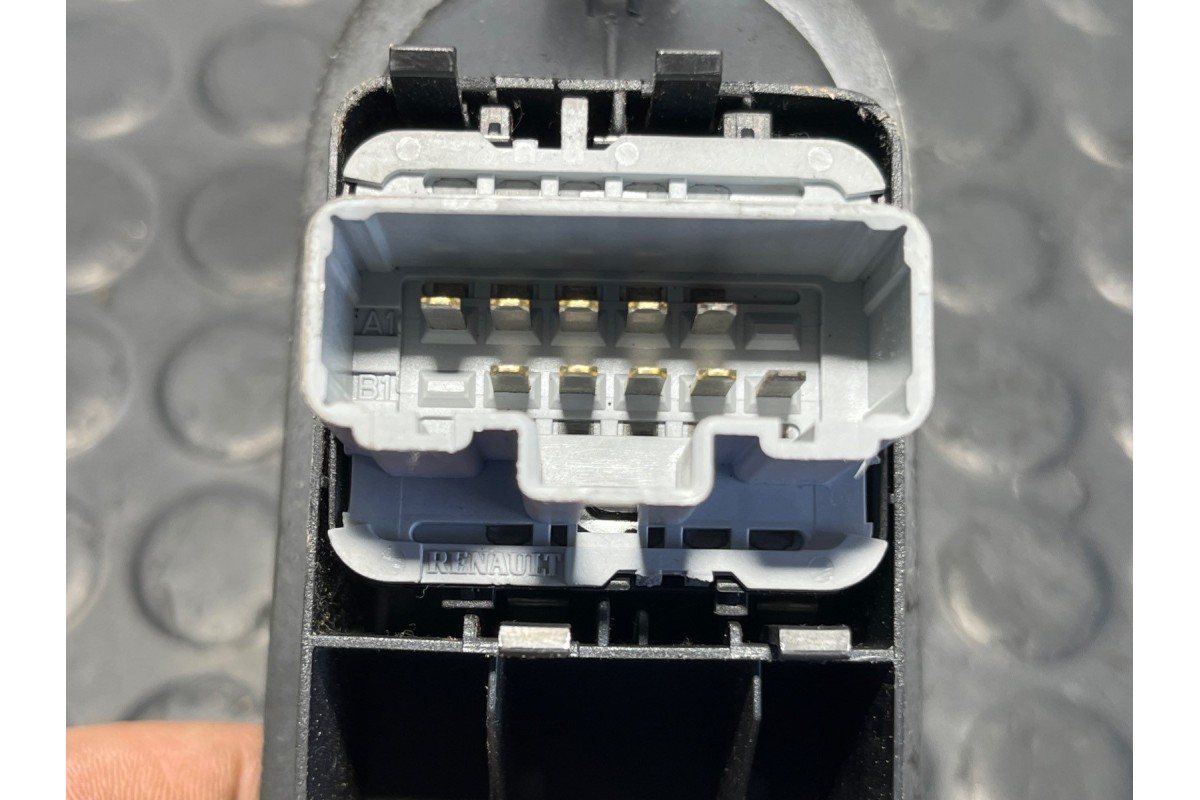 Recambio de mando elevalunas delantero izquierdo para renault megane ii berlina 3p confort dynamique referencia OEM IAM 15601809