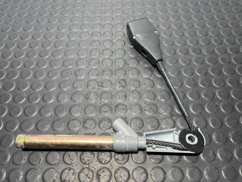 Recambio de enganche cinturon delantero izquierdo para renault scenic ii 1.5 dci referencia OEM IAM   