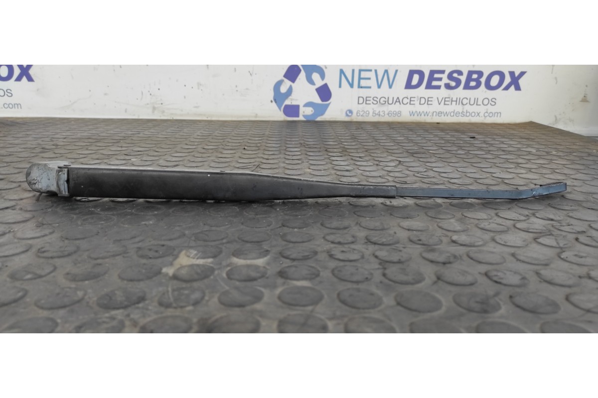 Recambio de brazo limpia delantero izquierdo para nissan terrano/terrano.ii (r20) 2.7 turbodiesel referencia OEM IAM 666LD  