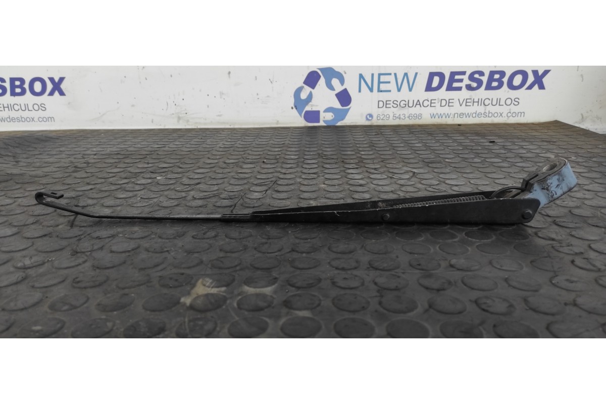 Recambio de brazo limpia delantero izquierdo para nissan terrano/terrano.ii (r20) 2.7 turbodiesel referencia OEM IAM 666LD  